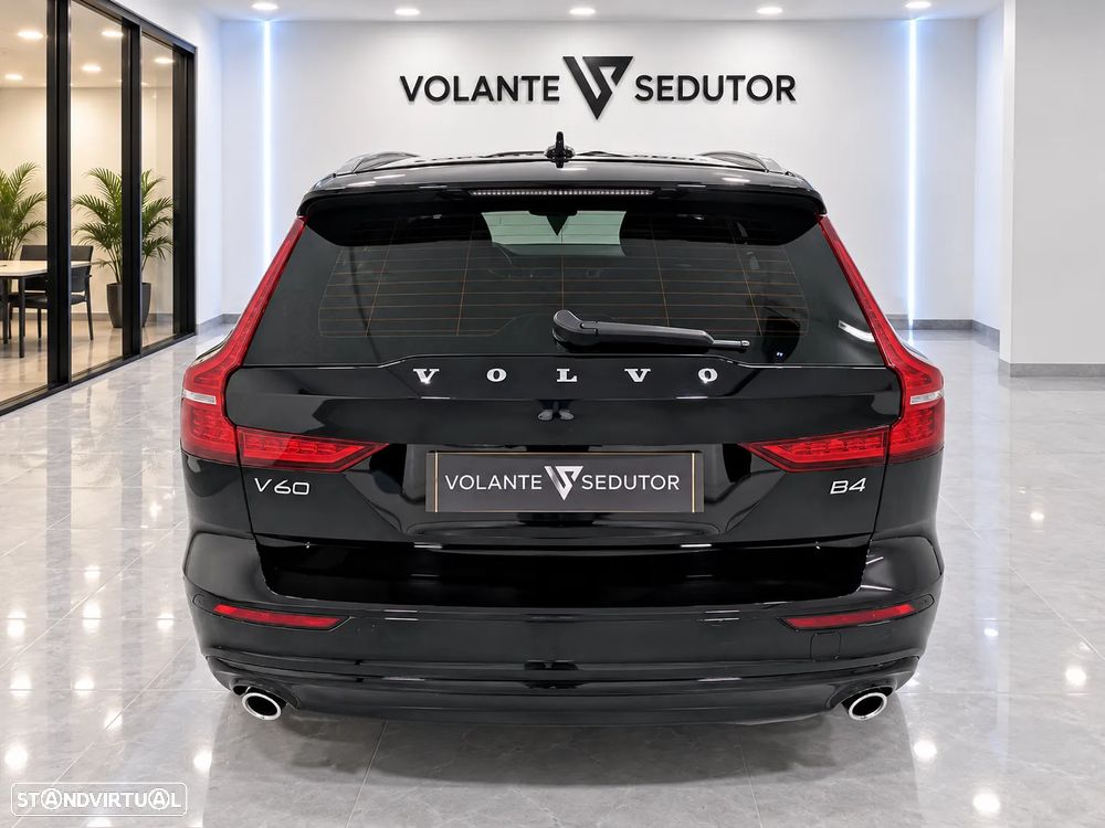 Volvo V60 2.0 B4 Plus Dark Auto - 3