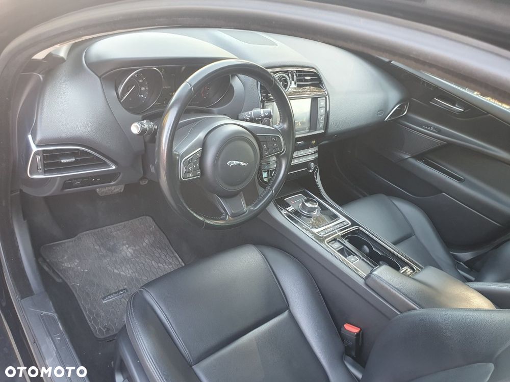 Jaguar XE 2.0 T R-Sport - 5