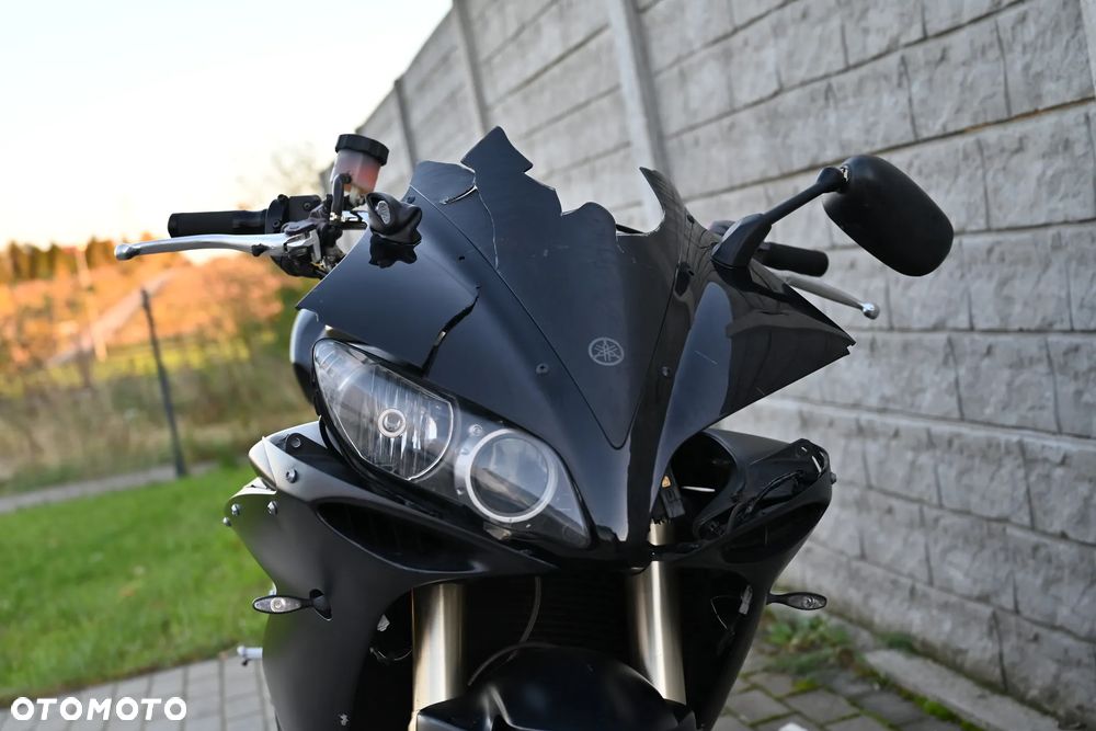 Yamaha R1 - 16