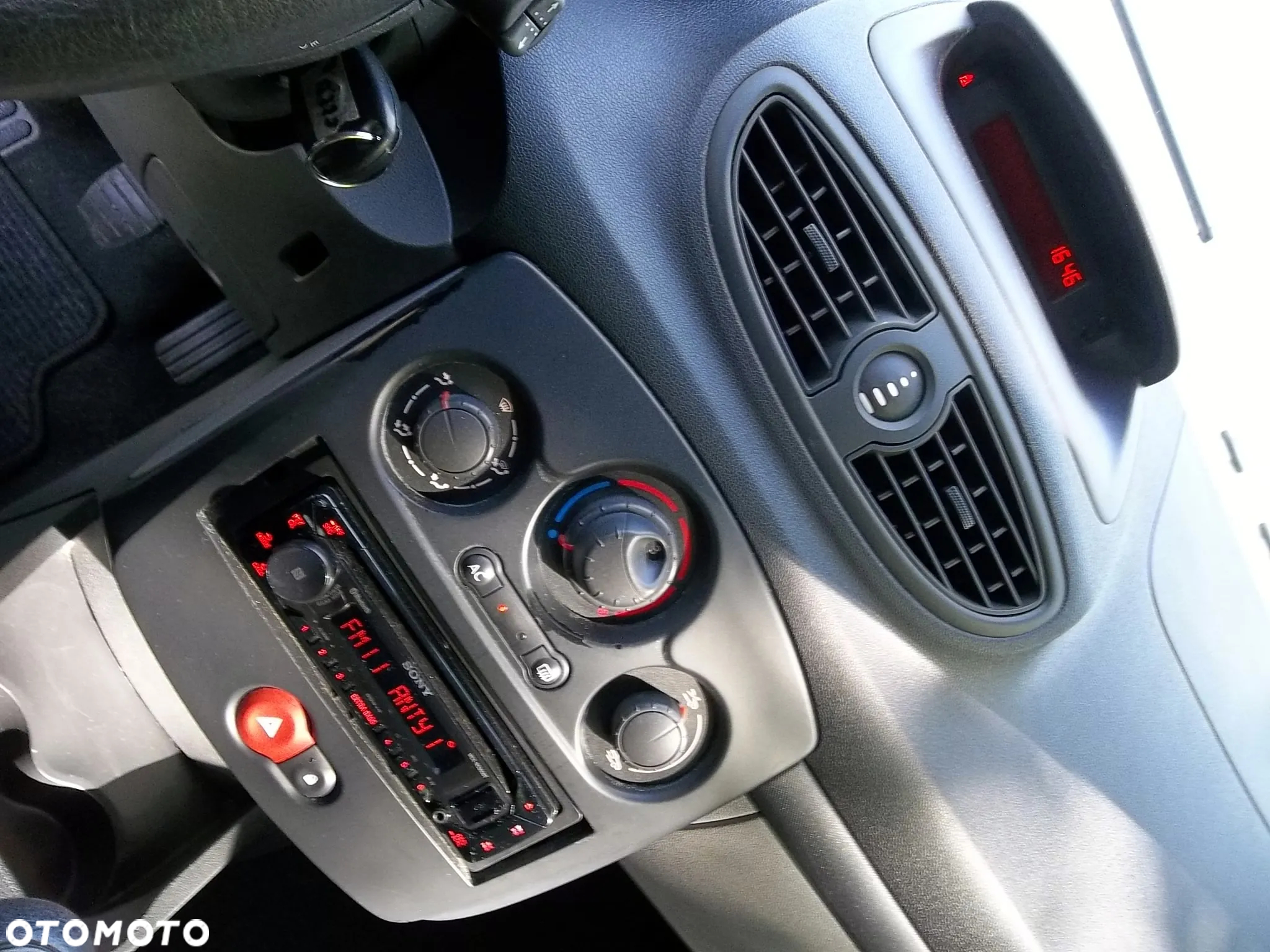 Renault Clio 1.2 16V 75 nightDay - 13