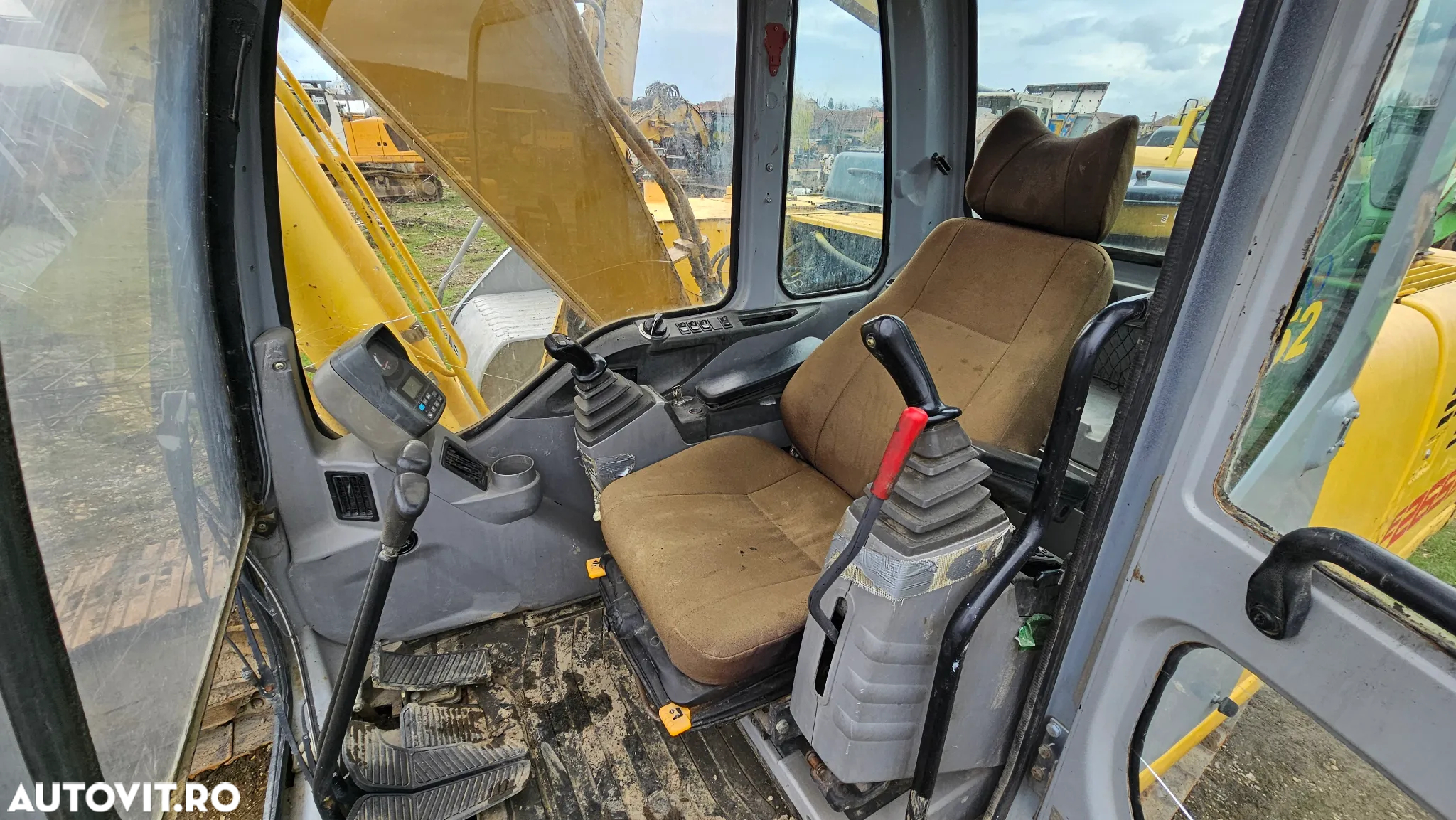 New Holland Holland E 265 Excavator pe șenile brat 16 m - 11