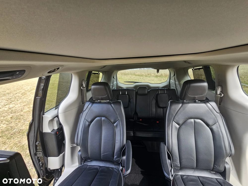 Chrysler Pacifica - 8