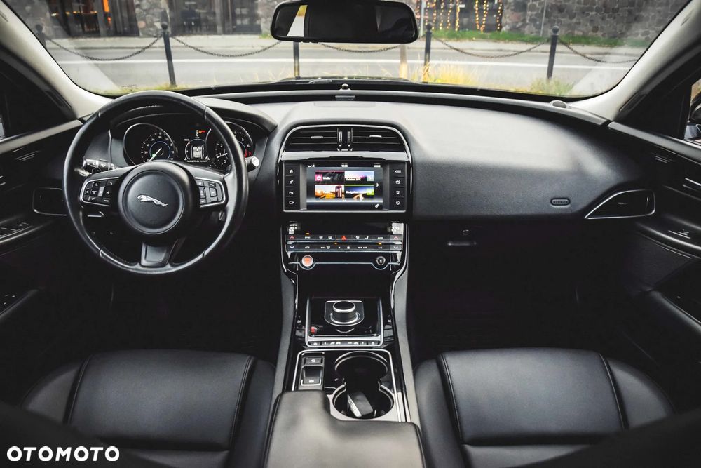 Jaguar XE 2.0 T R-Sport - 7