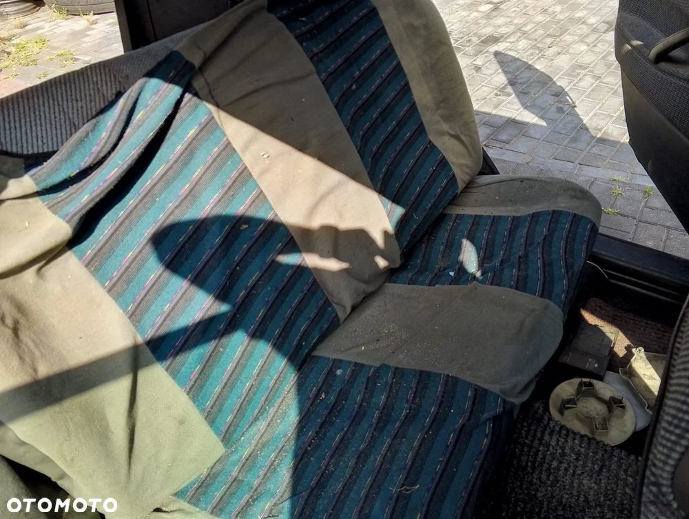 Volkswagen Passat B3 (88-91r.) 1.9 D 68KM. Silnik 1Y Skrzynia ALY pasuje do ALA, ALB, ALS ,ARC,AGC,AFE,AMA lakier LA9V.Cały na części. GWARANCJA !!!  Przód Tył Zestaw Komplet Drzwi Klapa Zderzak Błotnik Maska Grill Atrapa Szyba Pas Lampa Lusterko Boczki Fotel Kanapa Kokpit Deska Rozdzielcza Przełącznik Włącznik Sterownik Przewody Wiązka Instalacja Moduł Komputer Czujnik Listwa Pompa Alternator Wtryski Głowica Rozrusznik Kompresor Sprzęgło Dwumas Silnik Skrzynia ABS Klimatyzacji Paliwa Wspomagania Kolektor Turbina Przepustnica Zawór Chłodnica Koło Hak Belka Sanki Zawieszenie Mcpherson Półoś Amortyzator Wydech Tłumik Zacisk Most - 7