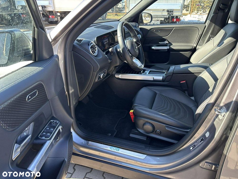 Mercedes-Benz EQB - 10