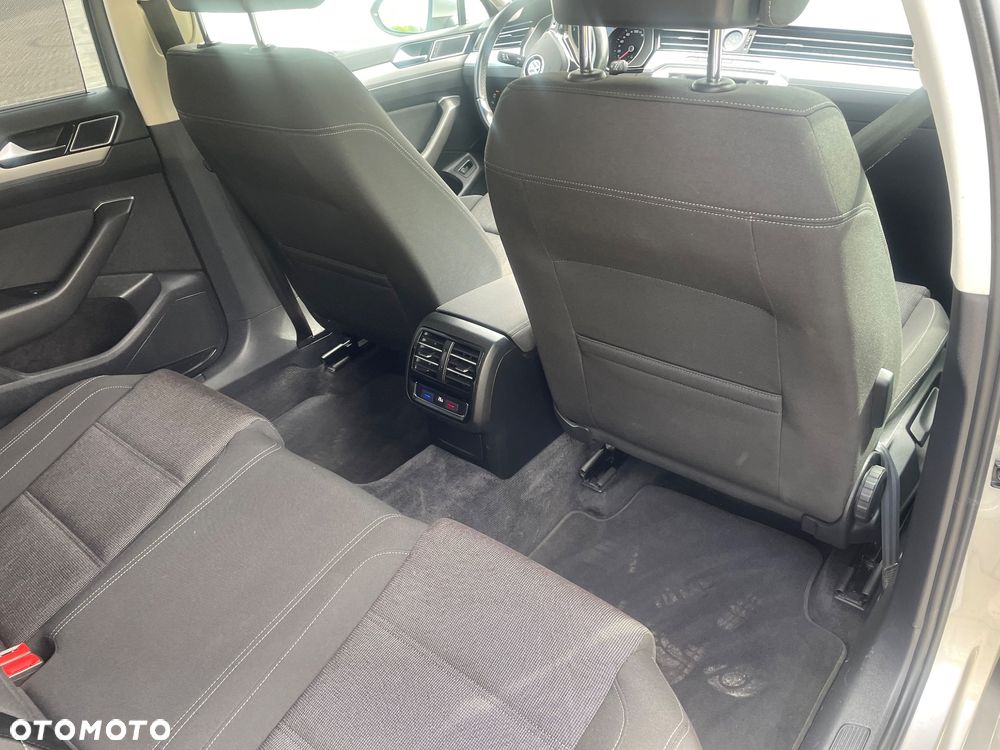 Volkswagen Passat - 25