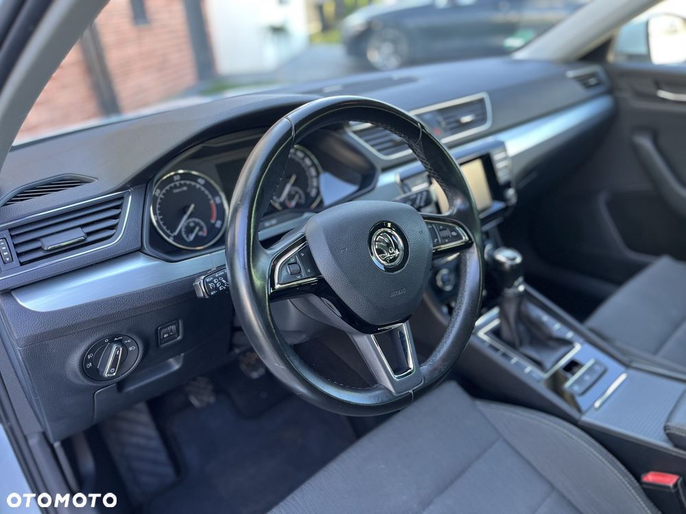 Skoda Superb 2.0 TDI Premium Edition - 11