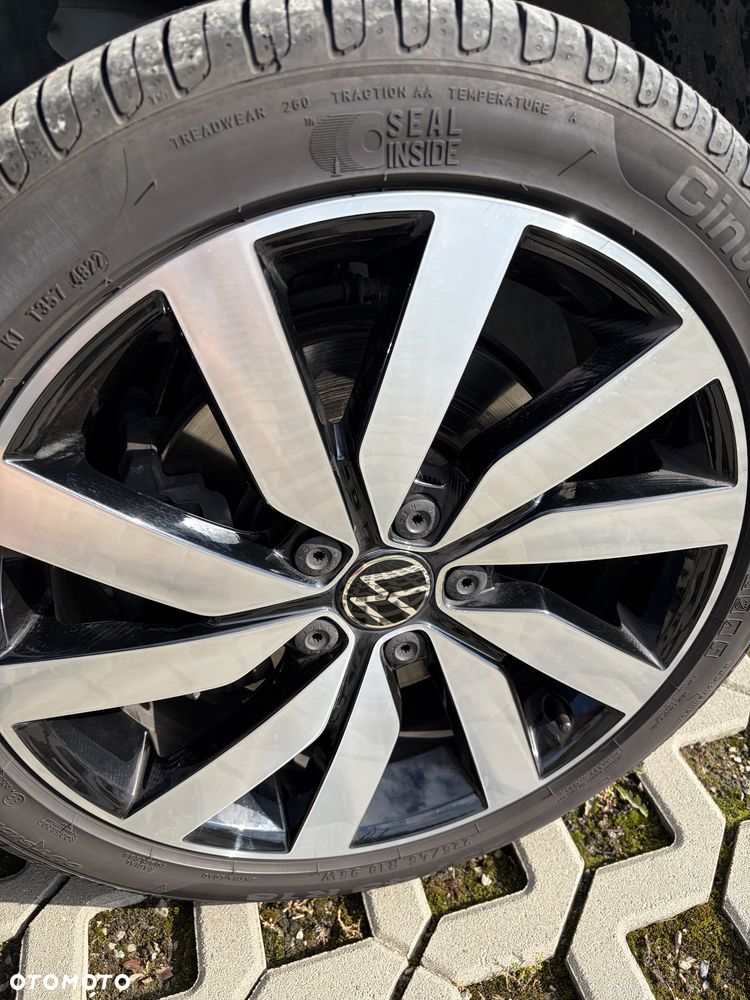 Volkswagen Touran - 12