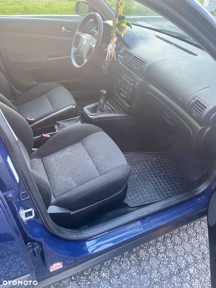 Volkswagen Passat 1.6 - 8