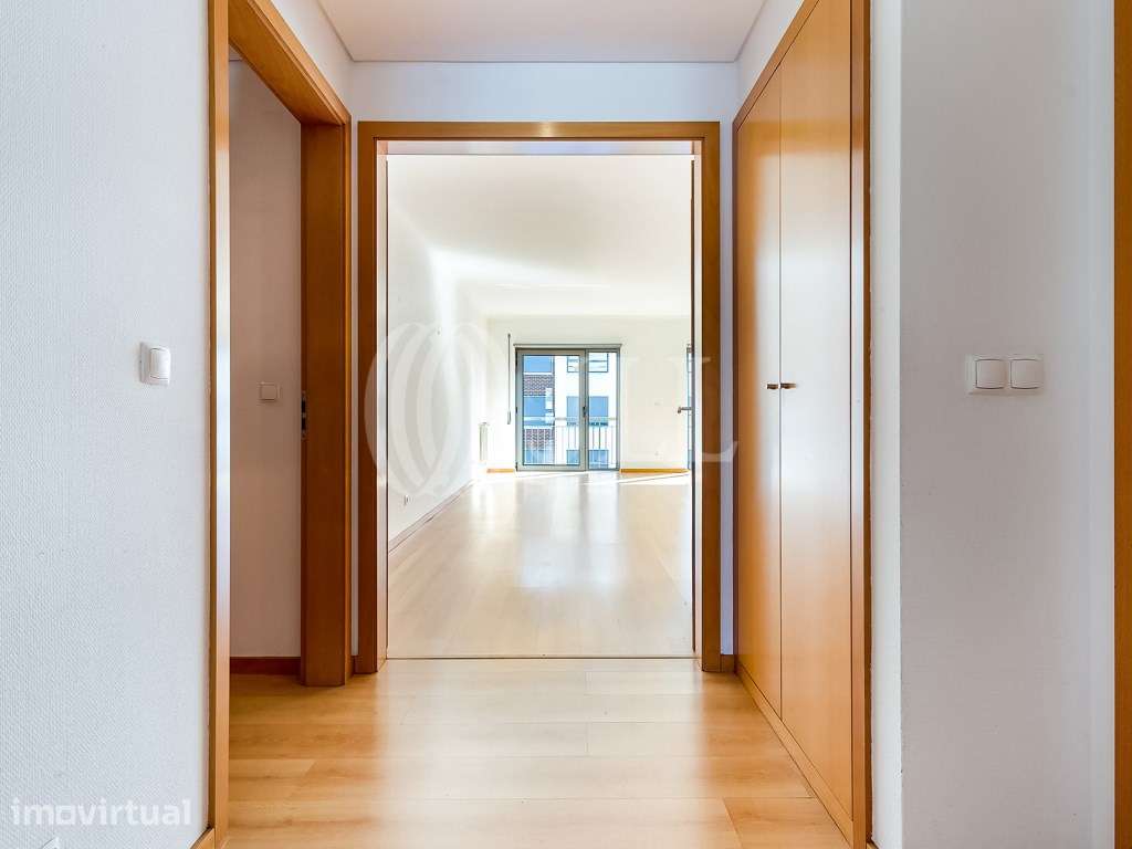 Apartamento T2, com varanda e estacionamentos, Queijas - Grande imagem: 5/24