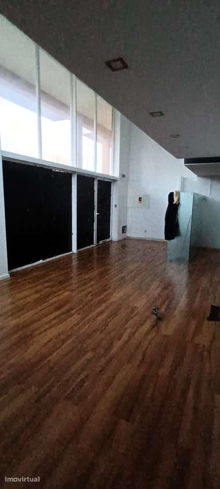 Loja para arrendamento no centro de Oliveira do Hospital – 155/160 m² - Grande imagem: 2/7