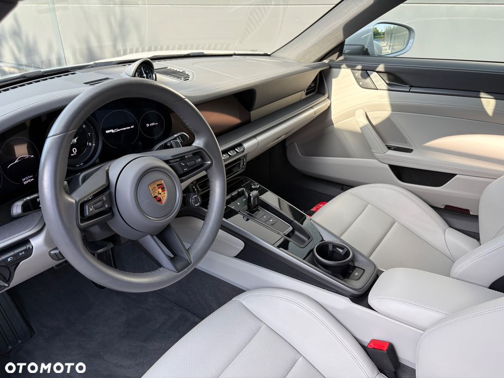 Porsche 911 Carrera 4 - 12