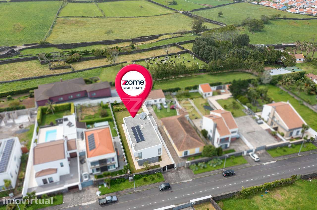 Moradia T4 com garagem, entrada lateral e jardim em Pico da Pedra - Grande imagem: 3/60