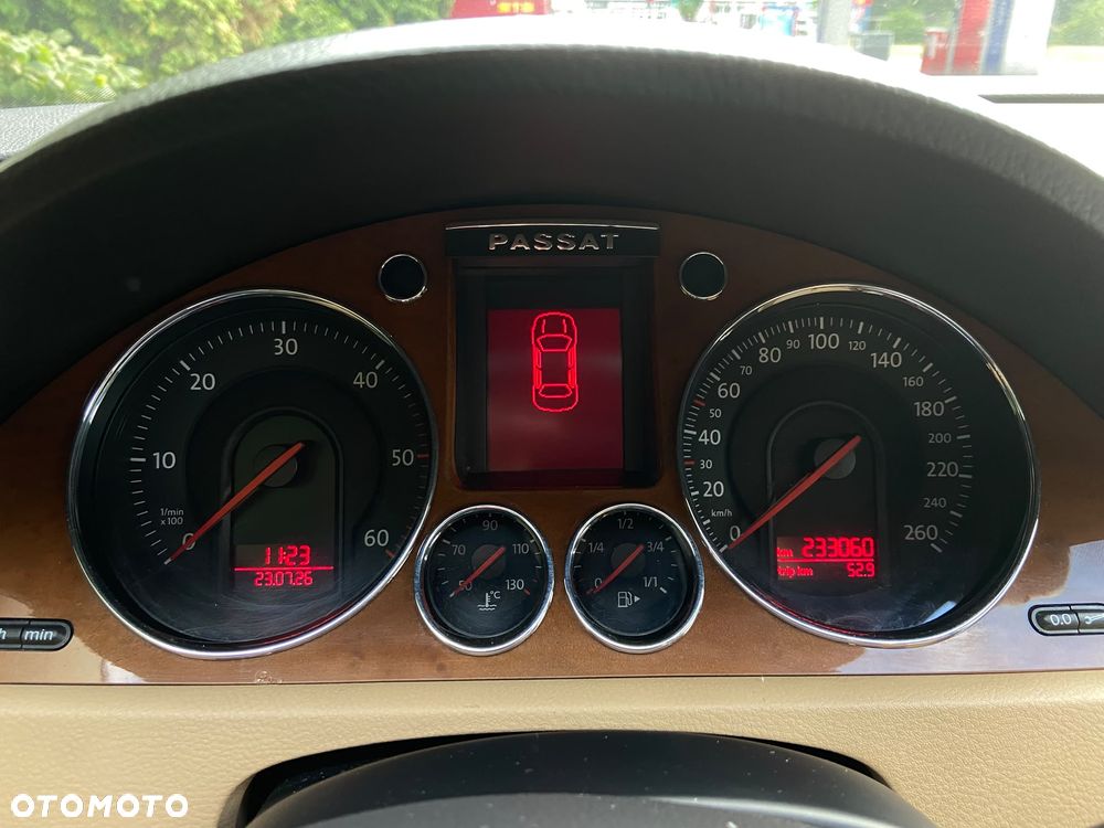 Volkswagen Passat 2.0 TDI Highline - 16