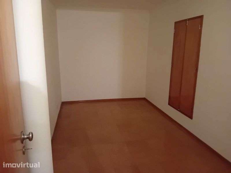Vende-se moradia em Vila Viçosa - Grande imagem: 3/8