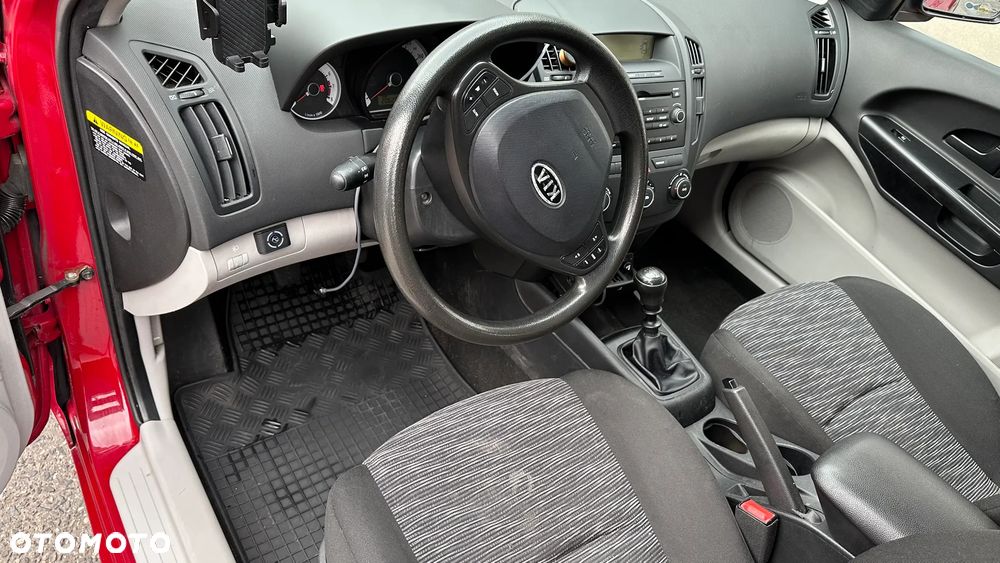Kia Ceed - 11