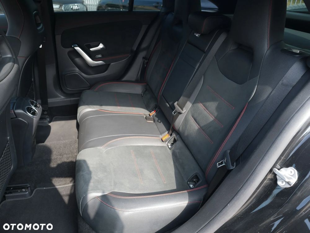 Mercedes-Benz CLA 180 7G-DCT AMG Line - 24