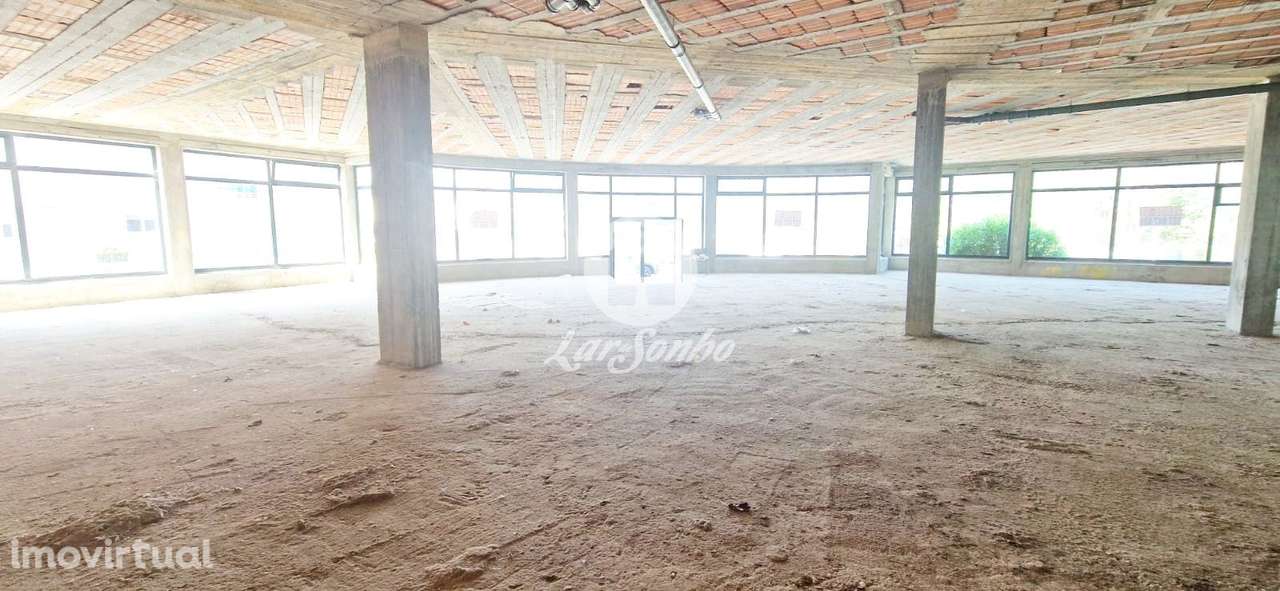 Loja com 607m2 com 7 Montras, Cave e Terraço em Madalena, Gaia - Grande imagem: 4/13