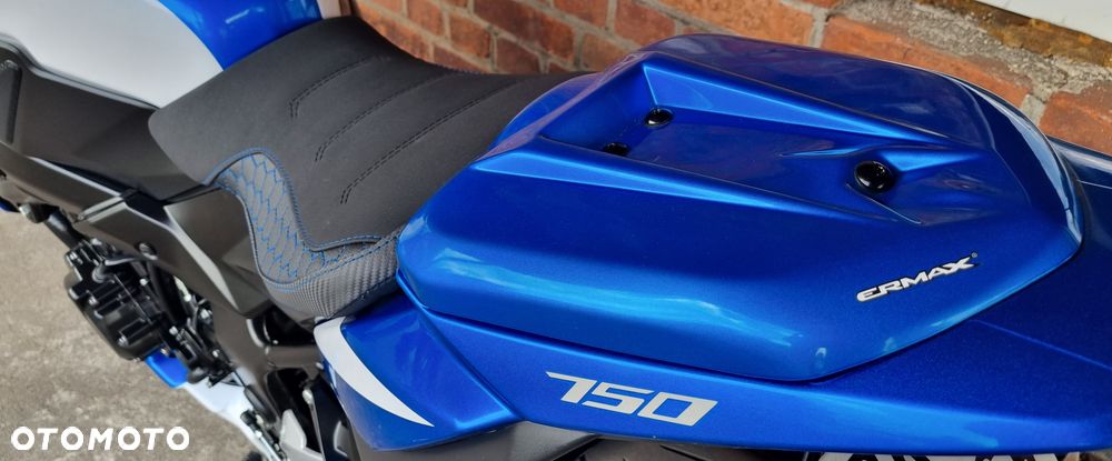 Suzuki GSR - 8