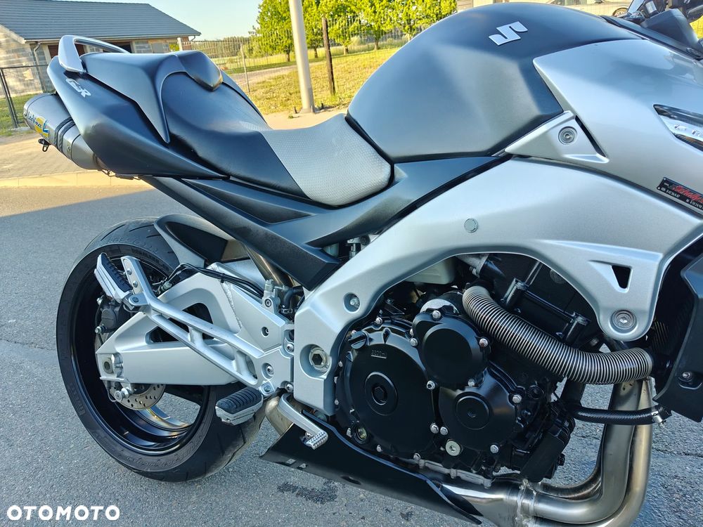 Suzuki GSR - 12