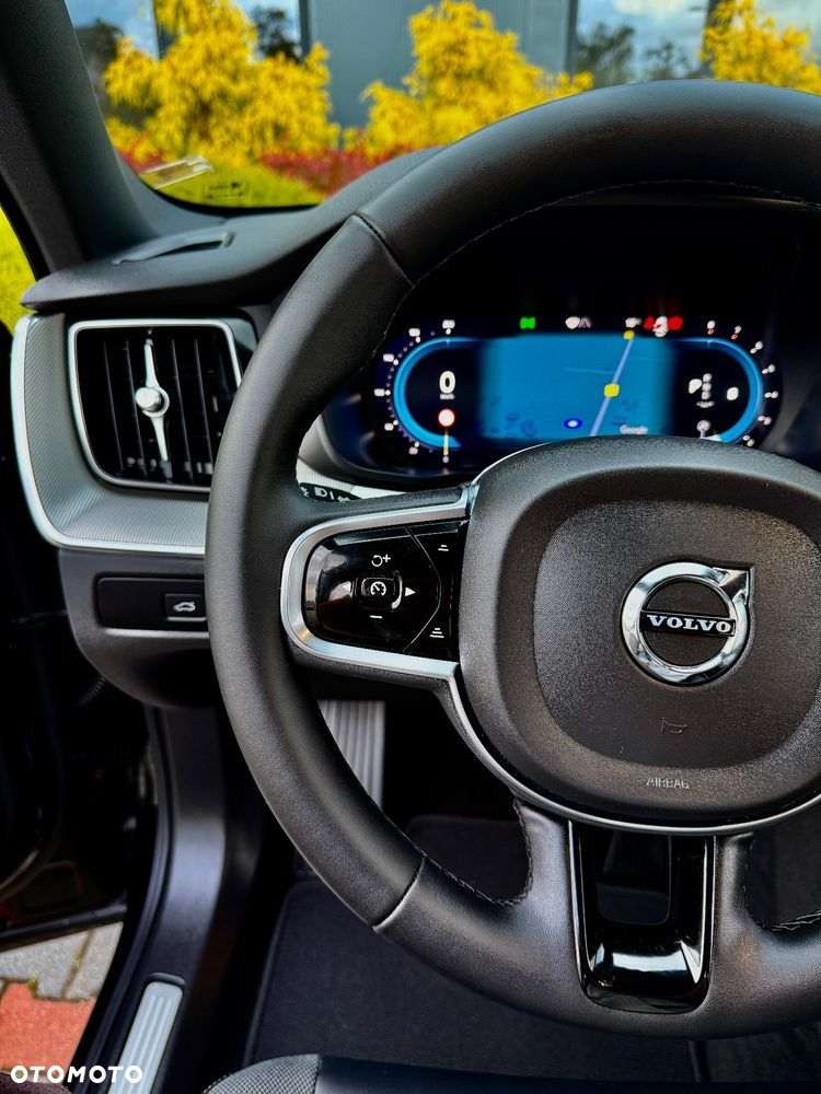 Volvo XC 60 B4 B Plus Dark - 23