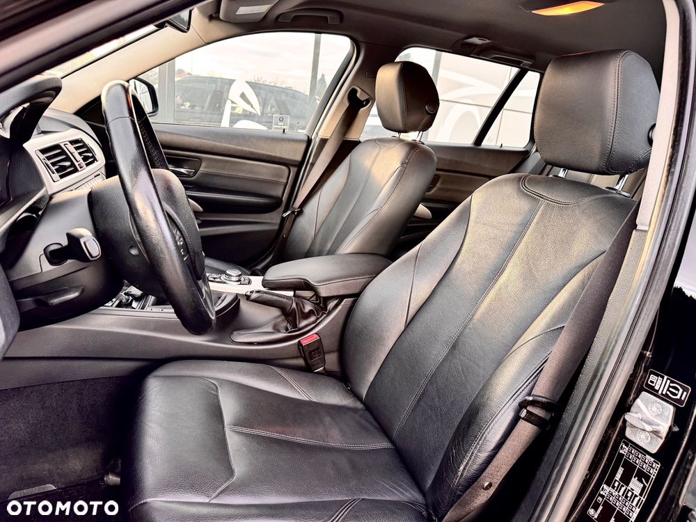 BMW Seria 3 320i Touring - 29