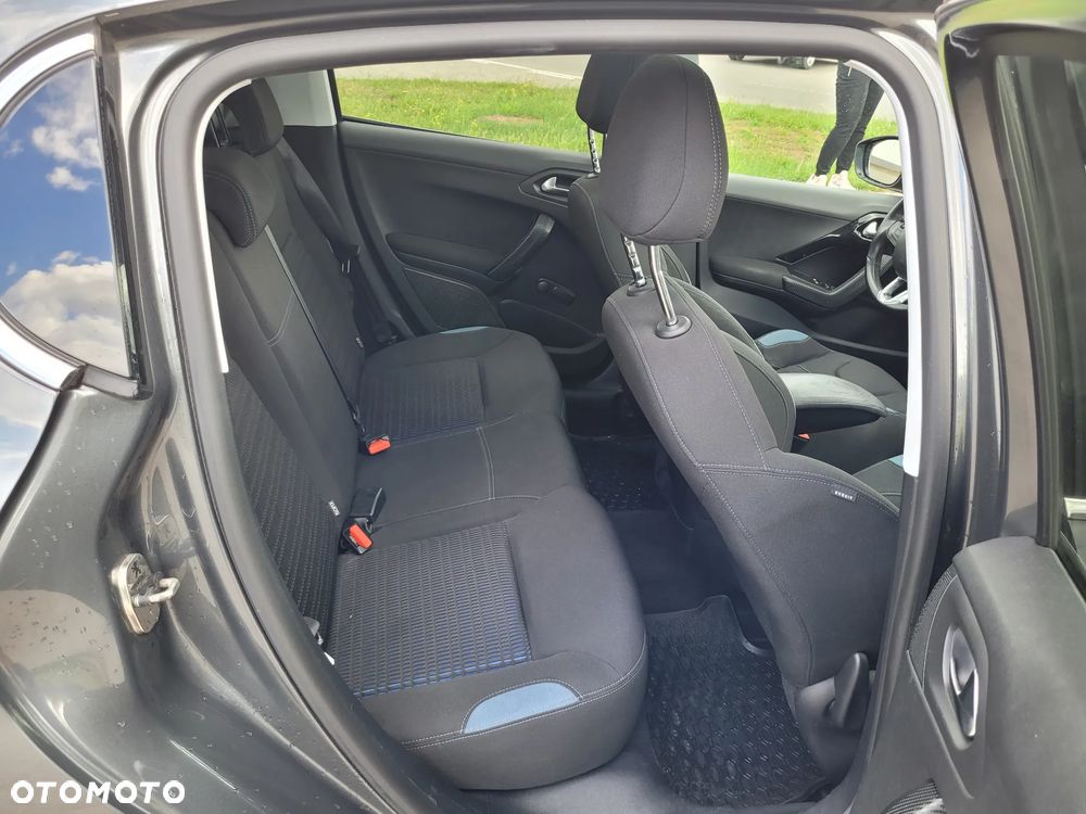 Peugeot 208 - 17