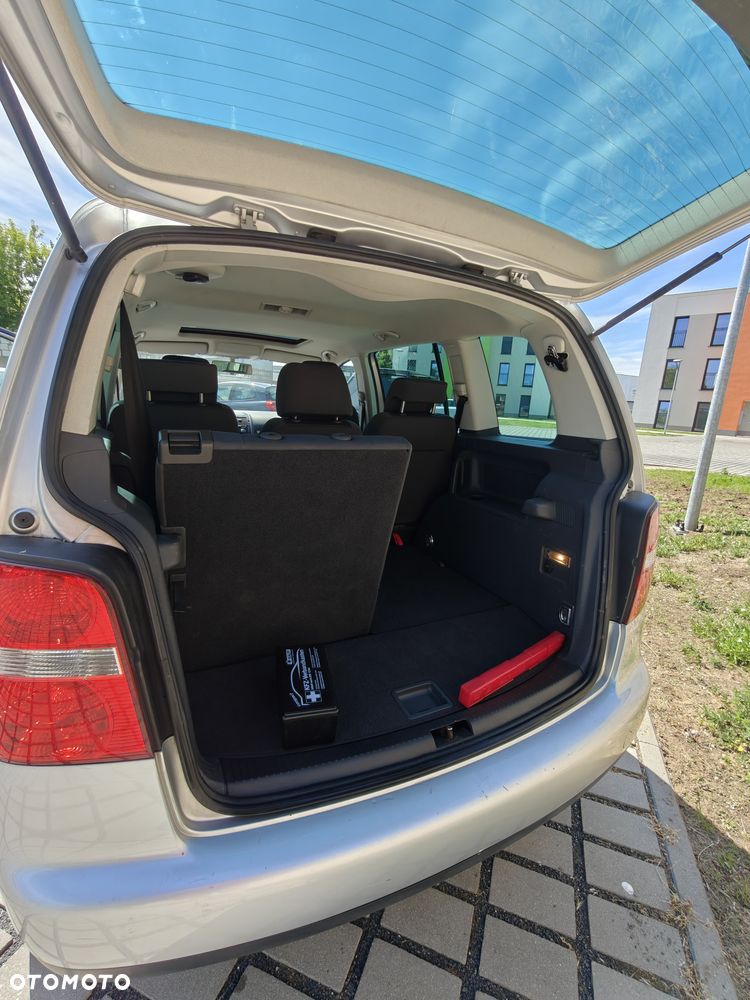 Volkswagen Touran - 22