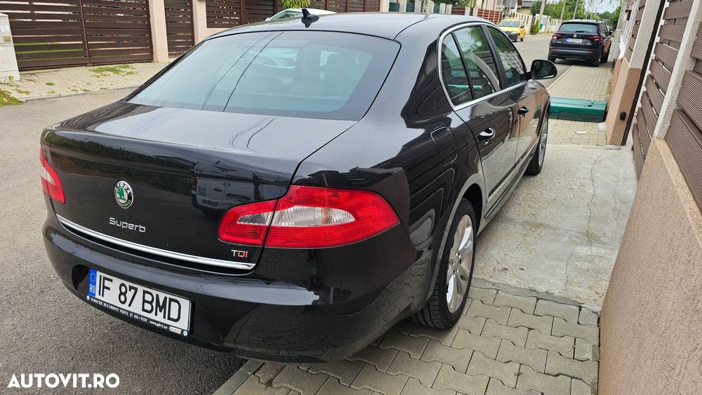 Skoda Superb Combi 2.0 TDI Elegance DSG - 3