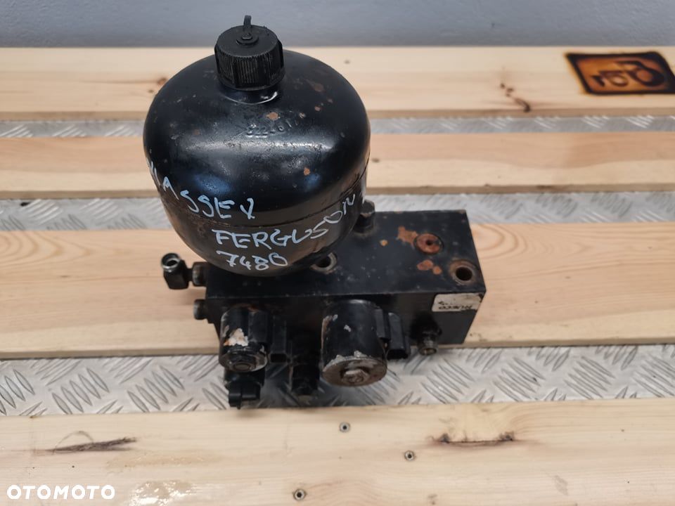 Blok zaworowy sterowania osią Massey Ferguson 7480 - 4