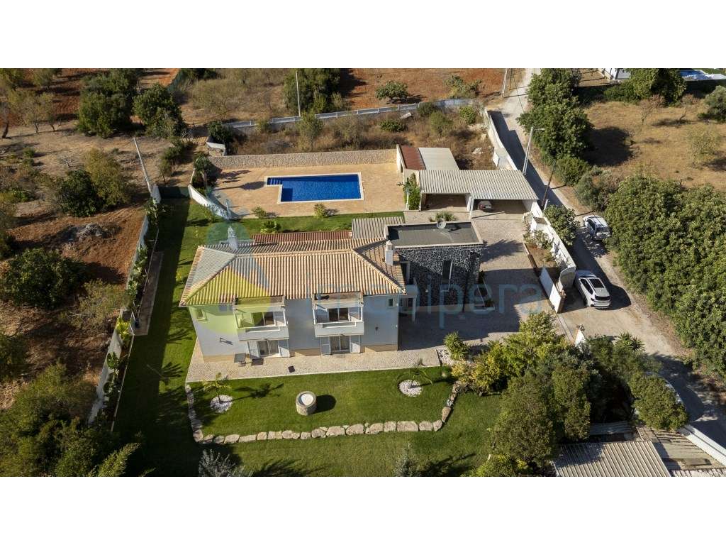 Moradia T3 inserida em lote com 2.475 m2 na Guia, Albufeira