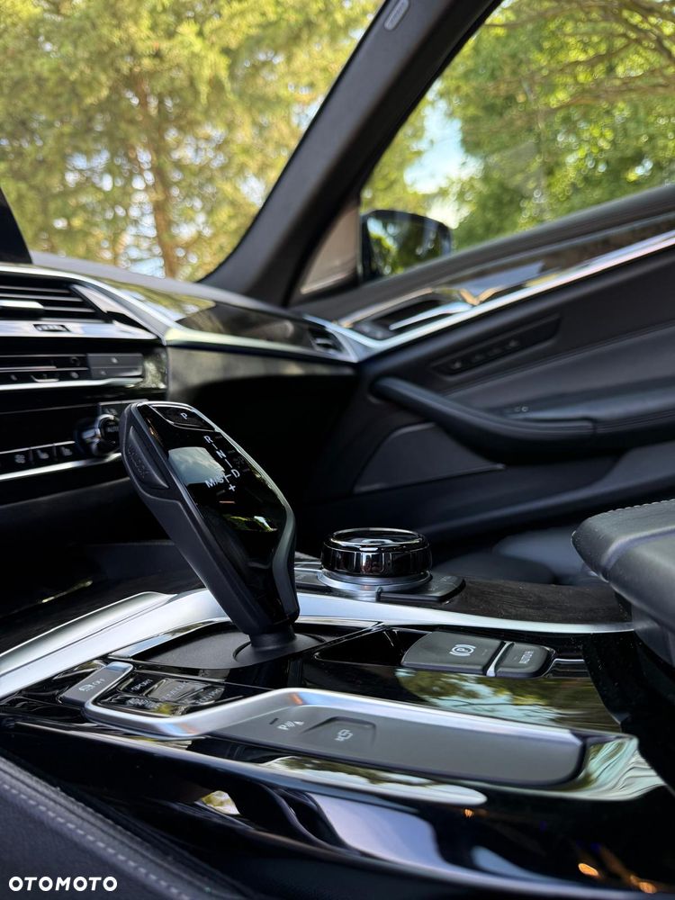 BMW Seria 5 M550i xDrive - 4