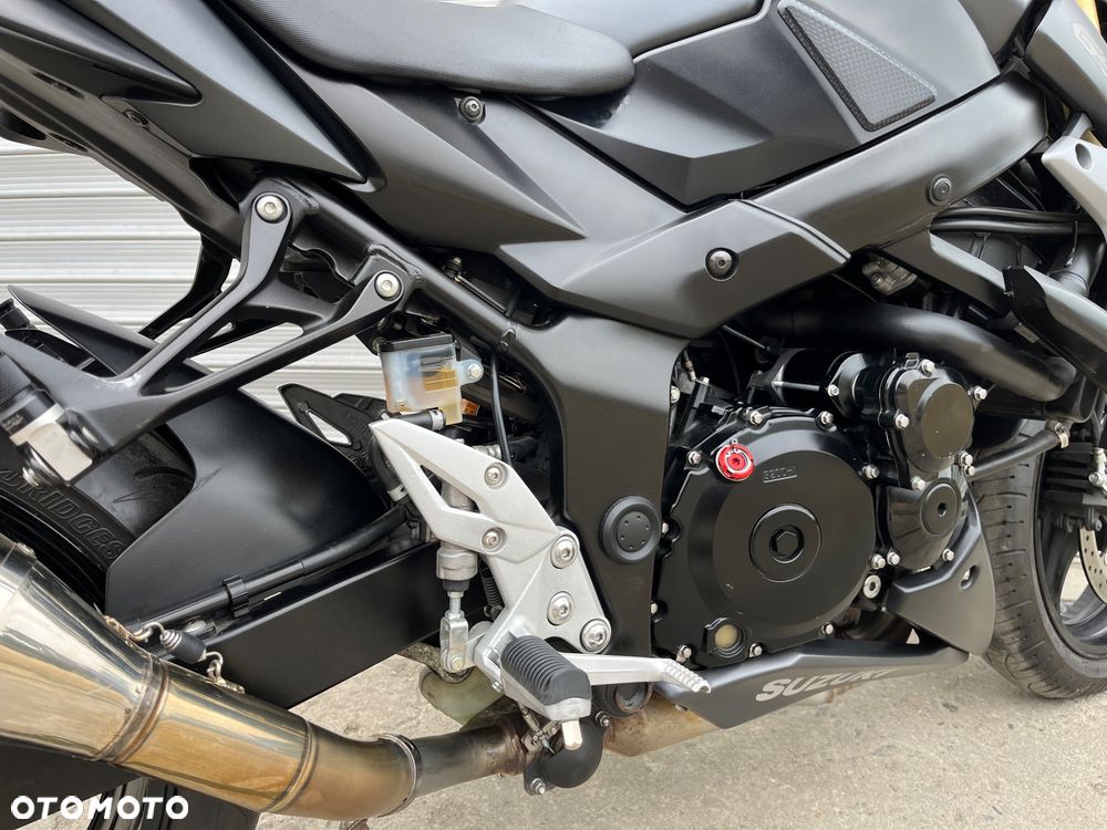 Suzuki GSR - 17