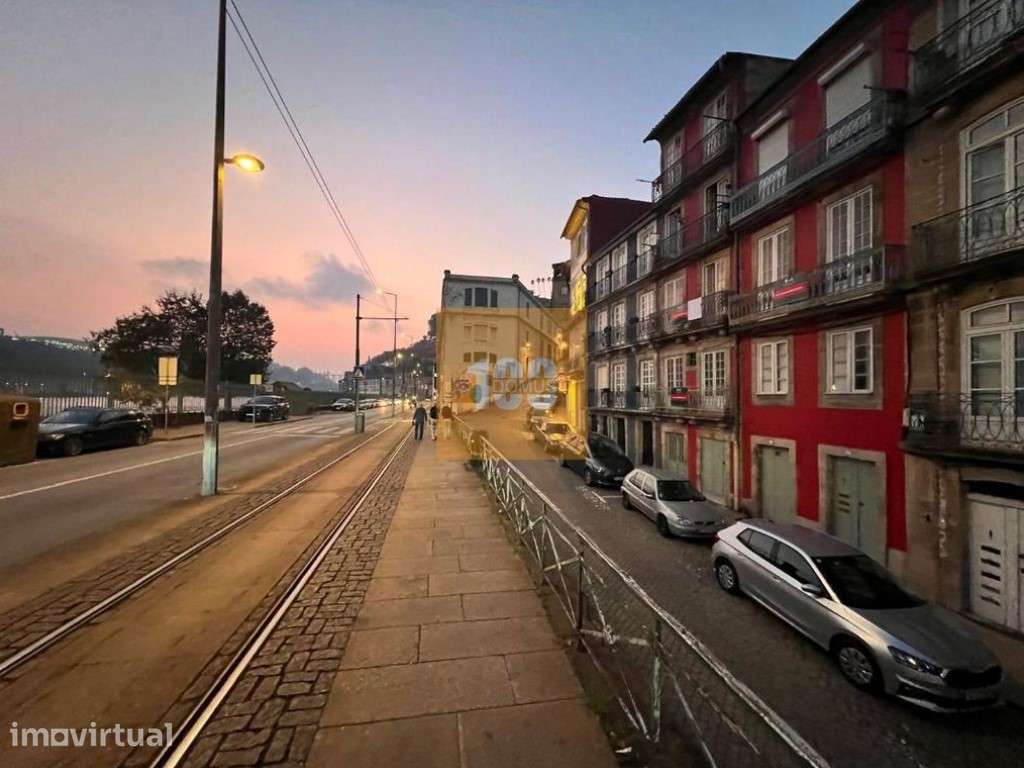 Dois prédios contíguos na Zona Histórica do Porto, com vistas diret... - Grande imagem: 5/16