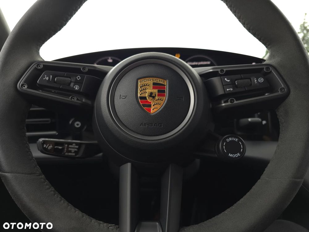 Porsche Taycan Turbo - 25
