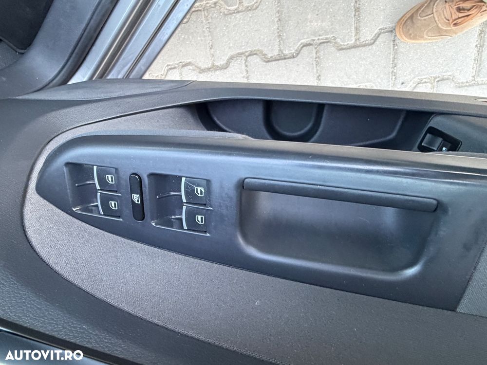 Volkswagen Touran 2.0 TDI DPF DSG Life - 23
