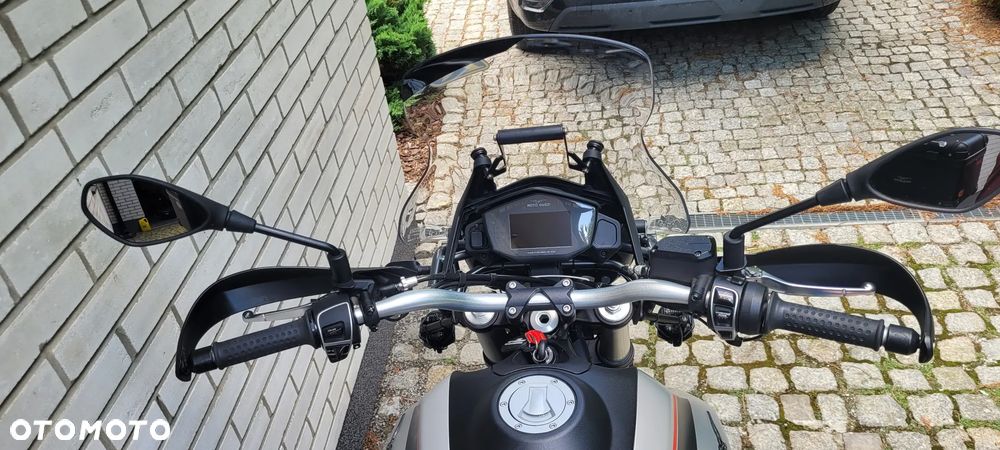 Moto Guzzi V85 - 12