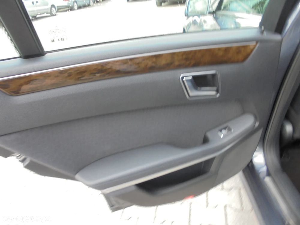 Mercedes-Benz Klasa E 220 CDI DPF BlueEFFICIENCY 7G-TRONIC Elegance - 40
