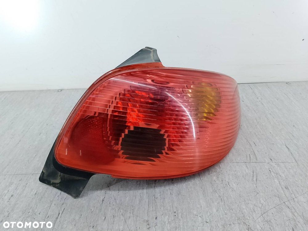 LAMPA TYLNA PRAWA PEUGEOT 206 KOMBI - 1