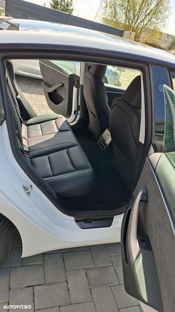 Tesla Model 3 - 8