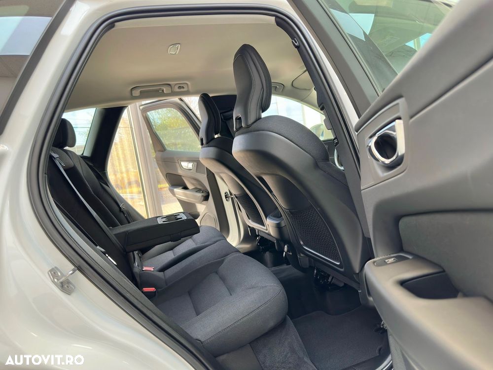 Volvo XC 60 B4 MHEV Momentum Pro - 12