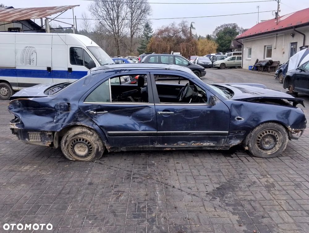 Mercedes – Benz Klasa E W210 (95-99r.) 2.0 B 136KM. Silnik 111.942 (111942) (111 942) Skrzynia 717.417 lakier 366. Cały na części. GWARANCJA !!!  Przód Tył Zestaw Komplet Drzwi Klapa Zderzak Błotnik Maska Grill Atrapa Szyba Pas Lampa Lusterko Boczki Fotel Kanapa Kokpit Deska Rozdzielcza Przełącznik Włącznik Sterownik Przewody Wiązka Instalacja Moduł Komputer Czujnik Listwa Pompa Alternator Wtryski Głowica Rozrusznik Kompresor Sprzęgło Dwumas Silnik Skrzynia ABS Klimatyzacji Paliwa Wspomagania Kolektor Turbina Przepustnica Zawór Chłodnica Koło Hak Belka Sanki Zawieszenie Mcpherson Półoś Amortyzator Wydech Tłumik Zacisk Most - 6