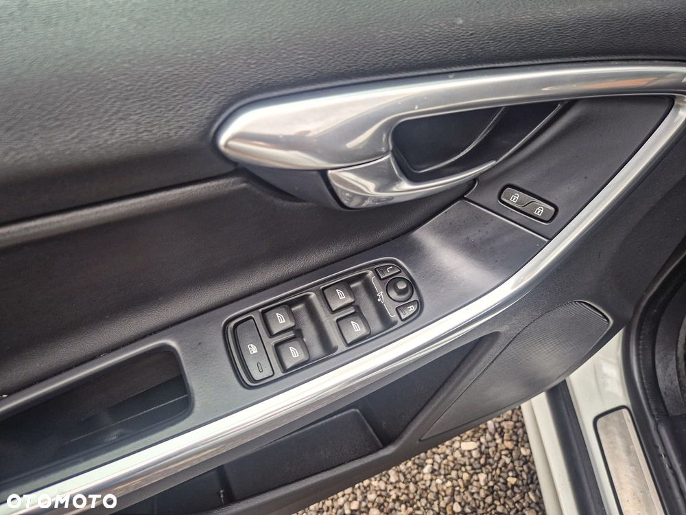 Volvo XC 60 D4 AWD Geartronic RDesign - 21