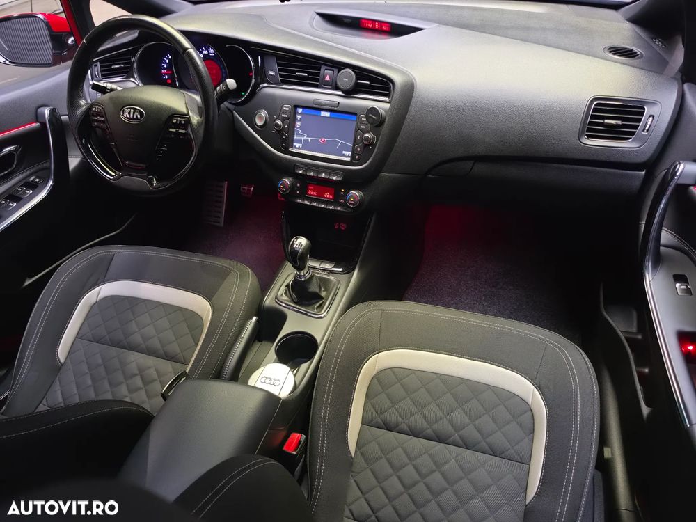 Kia Ceed 1.6 CRDi 136 ISG GT Line - 11