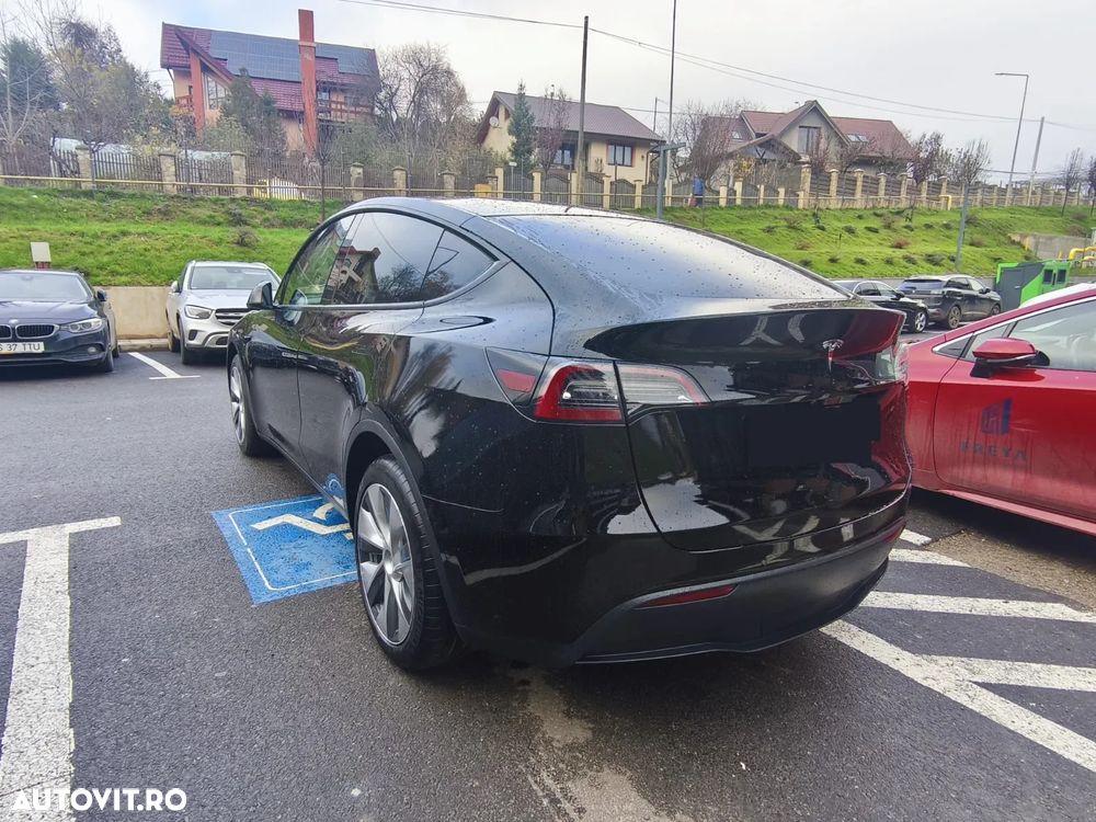 Tesla Model Y - 8