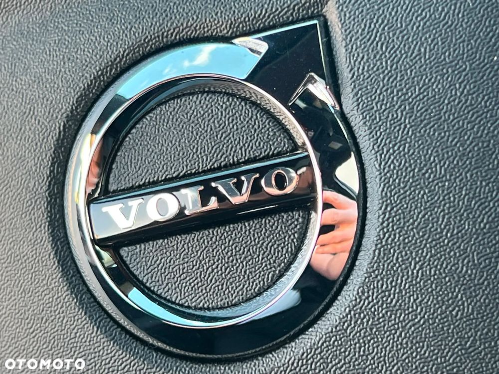Volvo XC 40 B4 AWD Ultimate Dark - 20