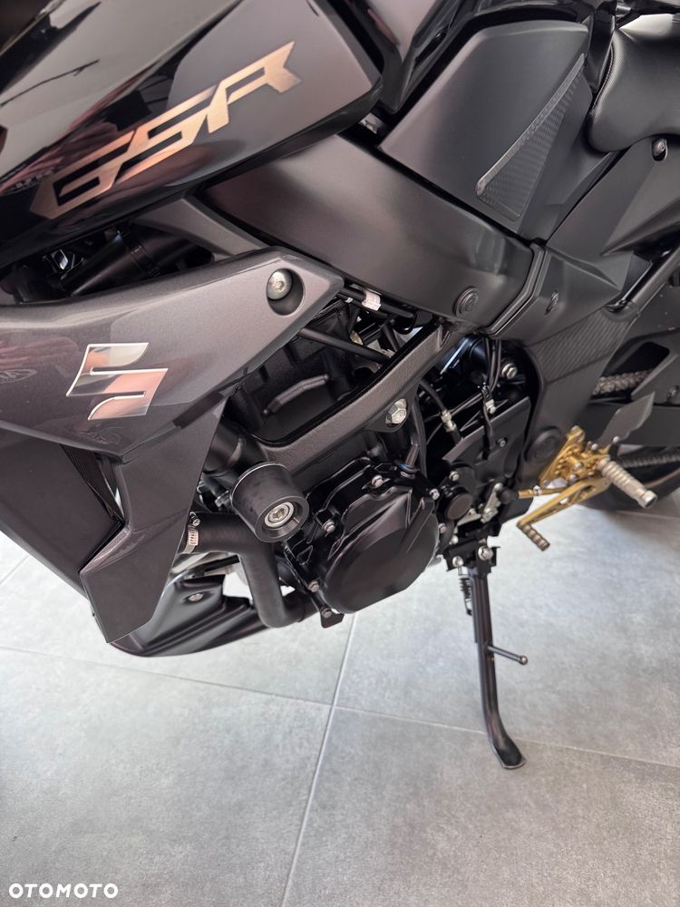 Suzuki GSR - 15