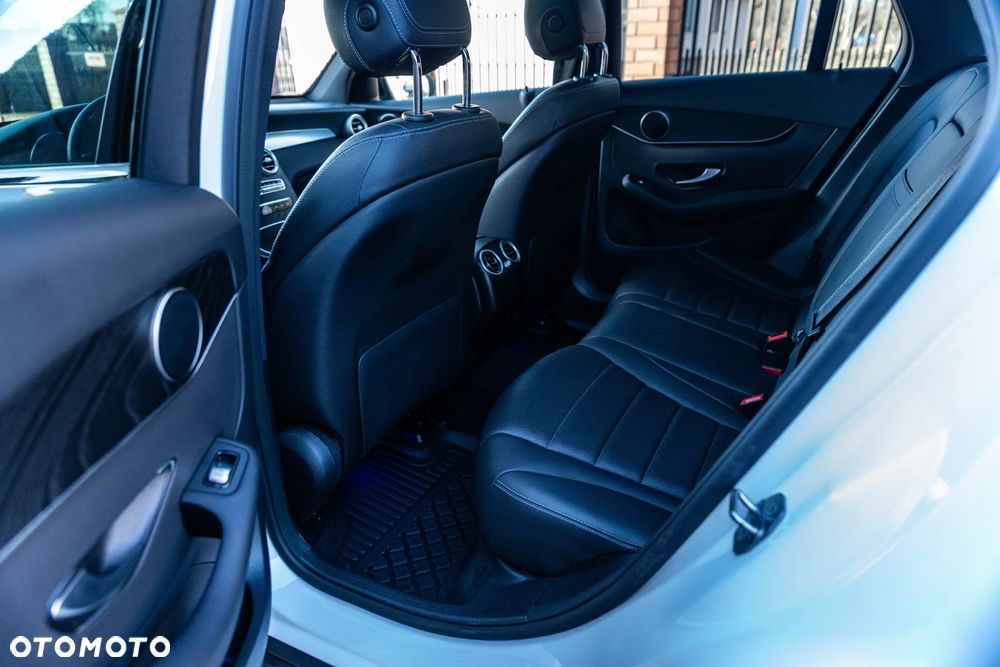 Mercedes-Benz GLC 300 4Matic 9G-TRONIC AMG Line Plus - 23
