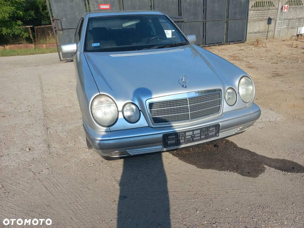 Mercedes W210 2.2 Diesel 70kw  98r wszystkie części lampa  drzwi - 1