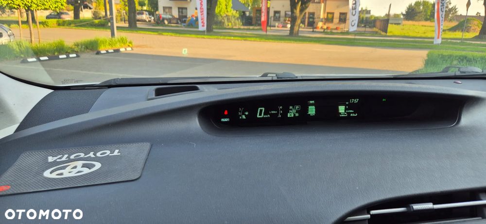 Toyota Prius (Hybrid) Life - 13